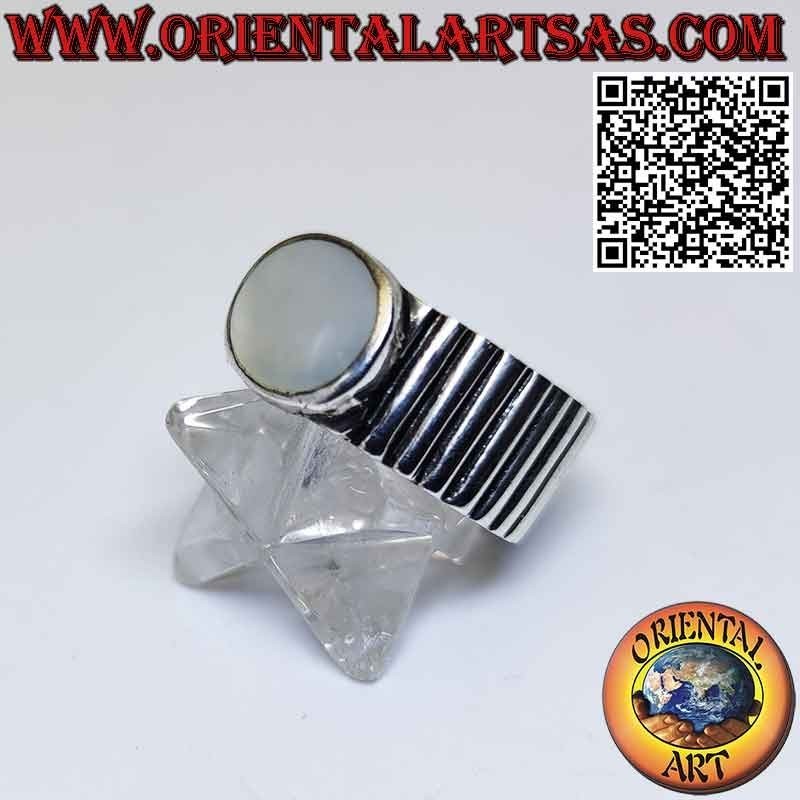 Anillo de plata con banda rayada con nácar ovalado en alto relieve