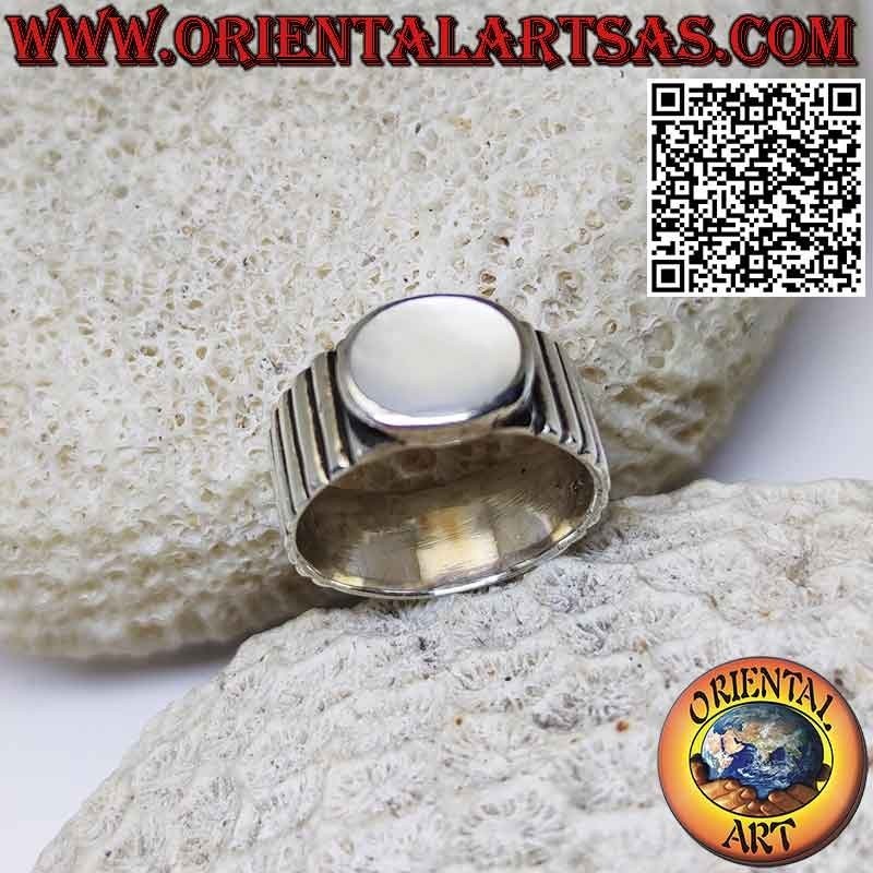 Anillo de plata con banda rayada con nácar ovalado en alto relieve