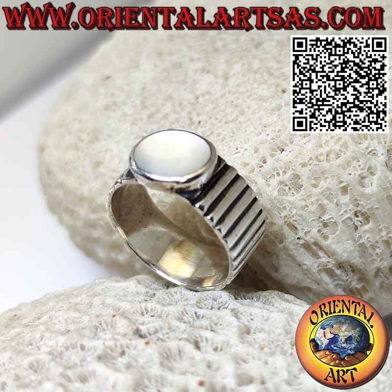Bague en argent avec bande rayée avec nacre ovale en haut relief
