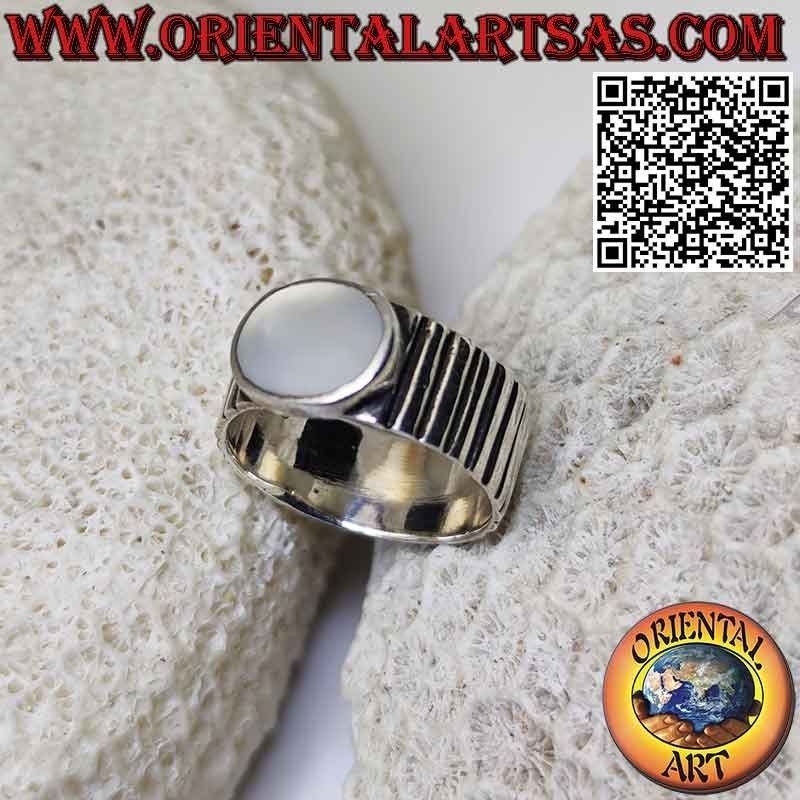 Anillo de plata con banda rayada con nácar ovalado en alto relieve