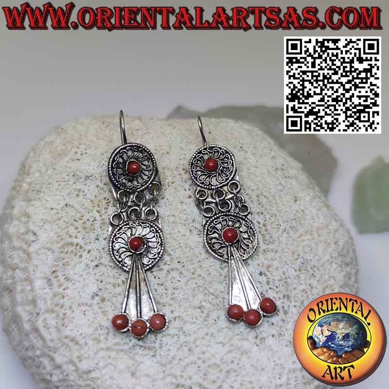 Boucles d'oreilles anciennes en argent népalais avec filigrane et quatre coraux