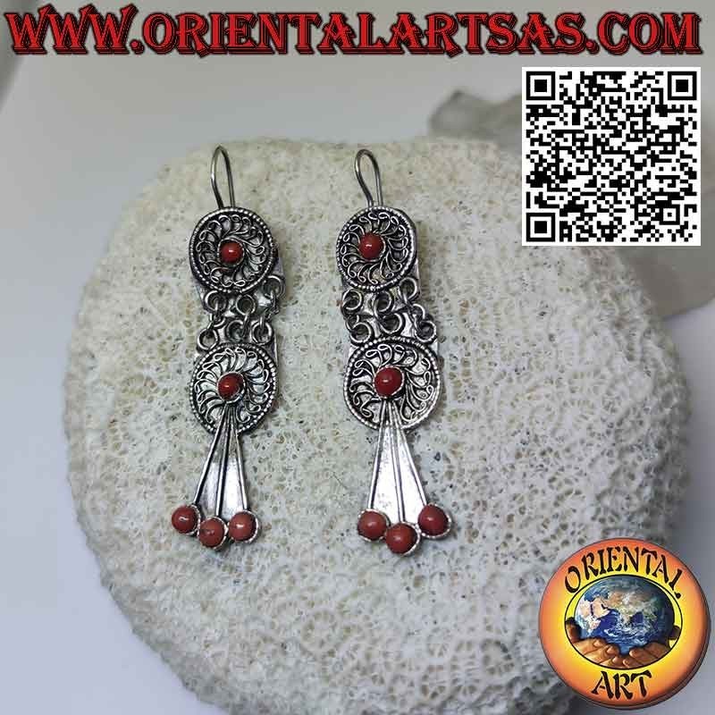 Pendientes antiguos de plata de Nepal con filigrana y cuatro corales