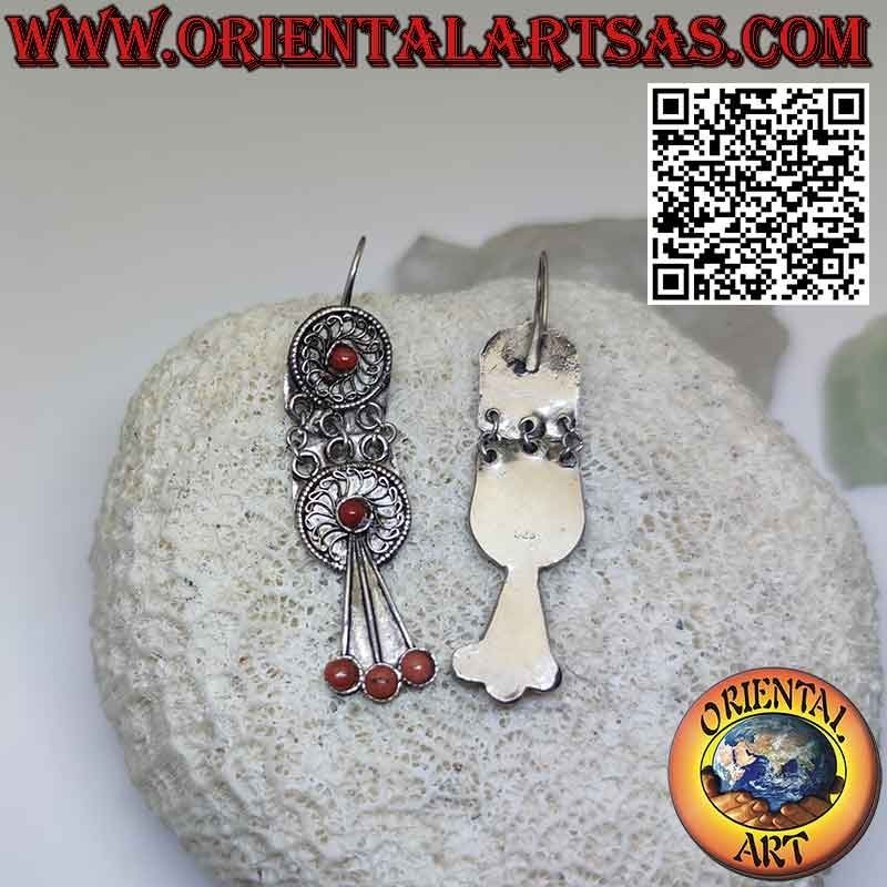Boucles d'oreilles anciennes en argent népalais avec filigrane et quatre coraux
