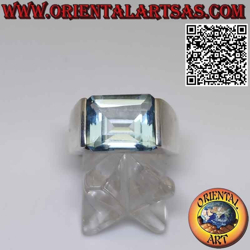 Anillo de plata con topacio azul rectangular incrustado horizontalmente