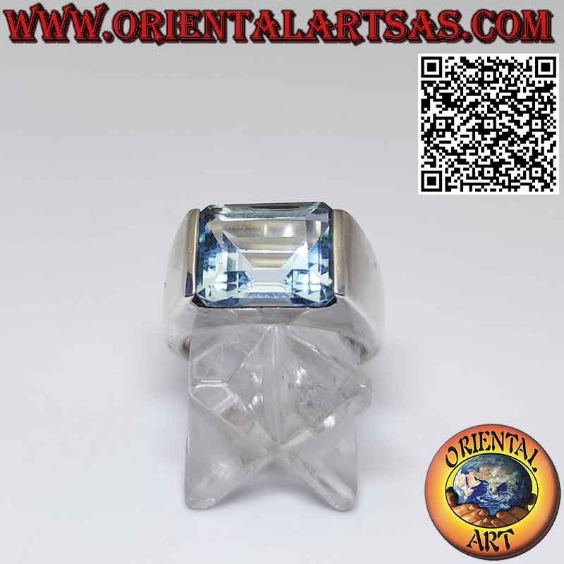 Bague en argent avec topaze bleue rectangulaire incrustée horizontalement