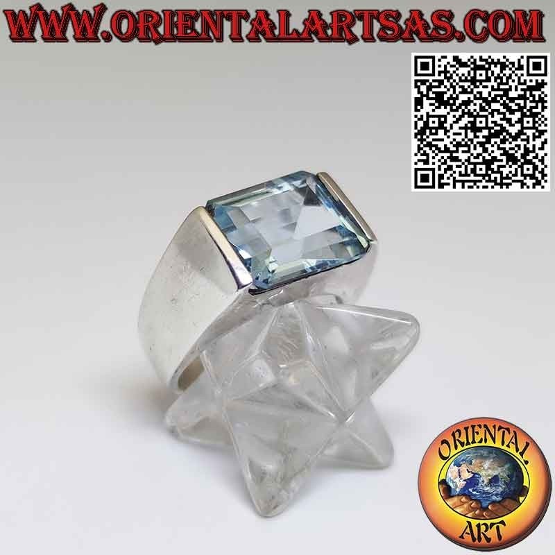 Anillo de plata con topacio azul rectangular incrustado horizontalmente