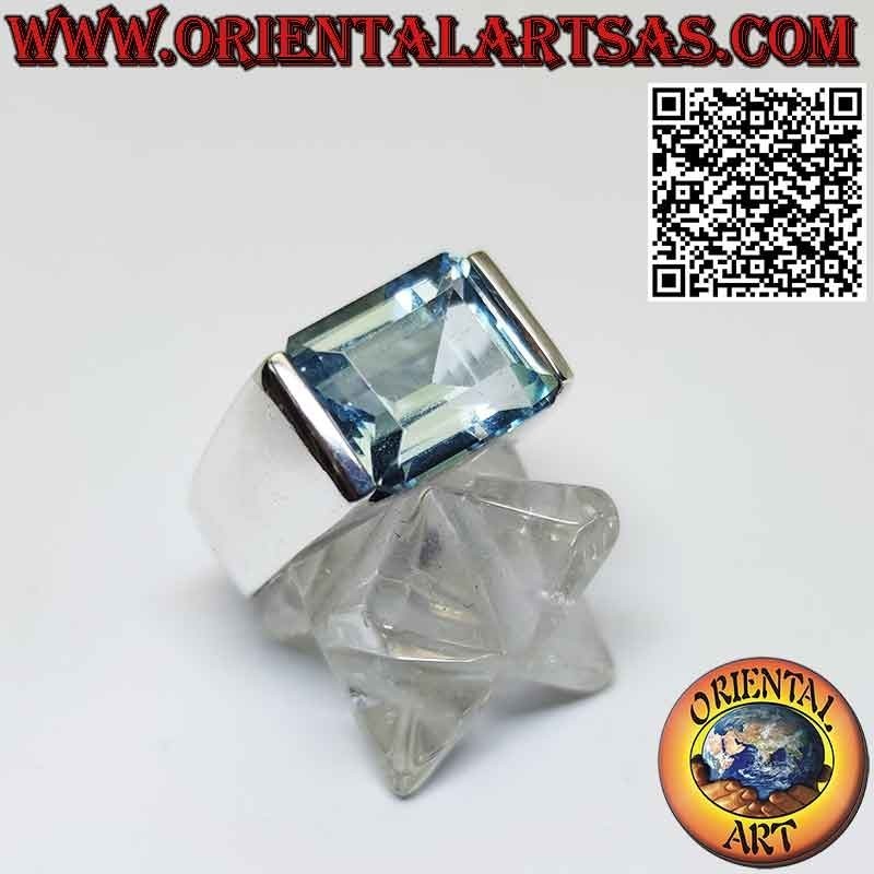 Anillo de plata con topacio azul rectangular incrustado horizontalmente