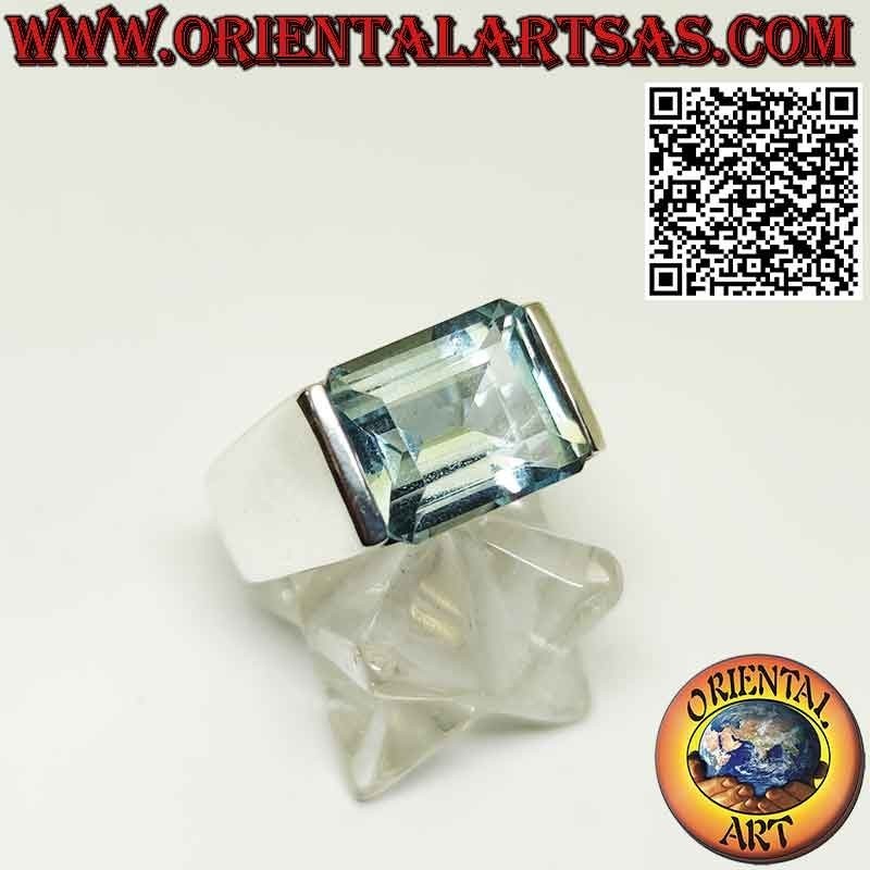 Anello in argento con topazio azzurro rettangolare in orizzontale incastonato