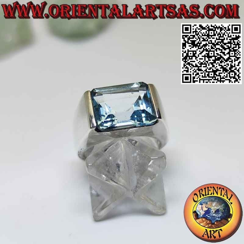 Bague en argent avec topaze bleue rectangulaire incrustée horizontalement