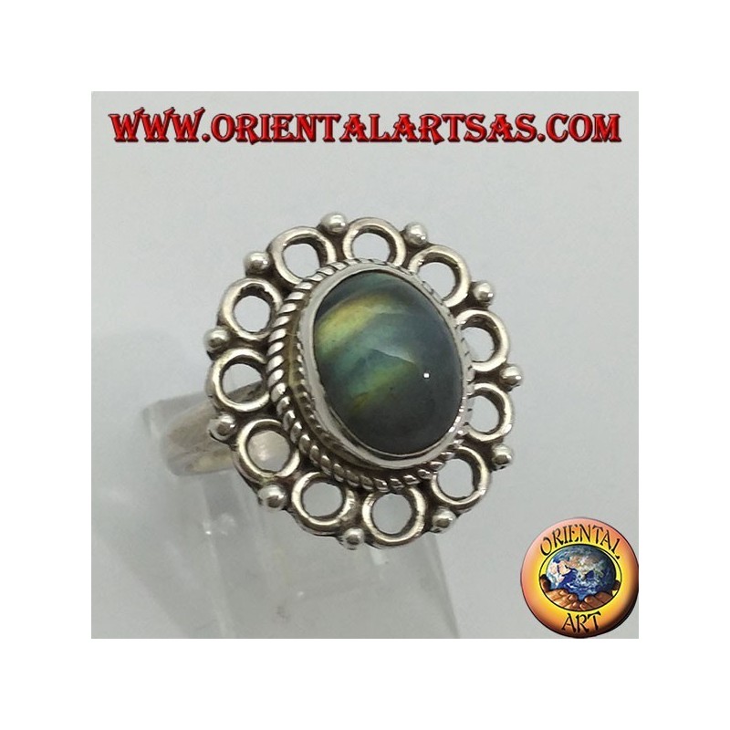 Anello in argento con labradorite ovale naturale ed bordo di cerchietti