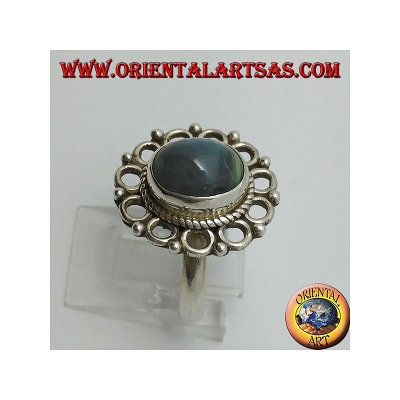 Anello in argento con labradorite ovale naturale ed bordo di cerchietti