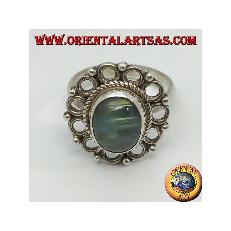 Bague en argent avec labradorite ovale et bord de petits cercles