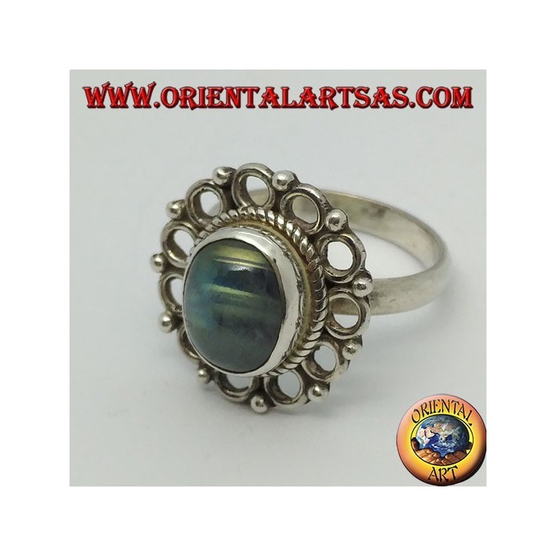 Anillo de plata con labradorita ovalada y borde de pequeños círculos.