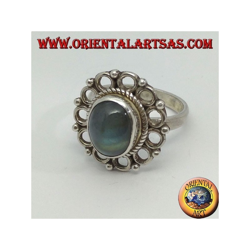 Anillo de plata con labradorita ovalada y borde de pequeños círculos.