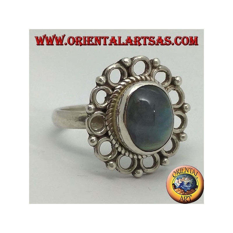 Anello in argento con labradorite ovale naturale ed bordo di cerchietti