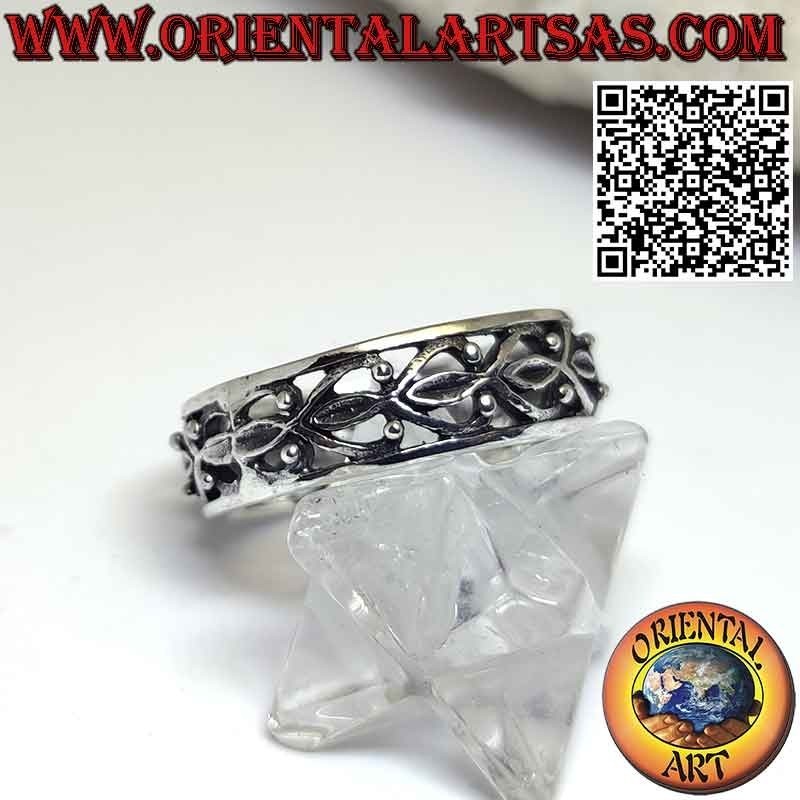 Anillo banda de plata hipoalergénica perforada con esferas superpuestas