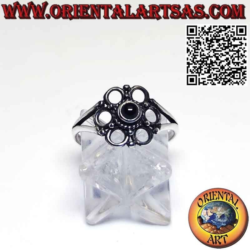 Anillo de plata en forma de flor con ónix redondo en el centro