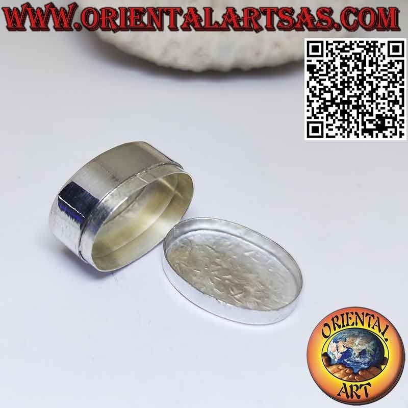Cajita en forma de pastillero elipsoide plateado cincelado y esmaltado floral