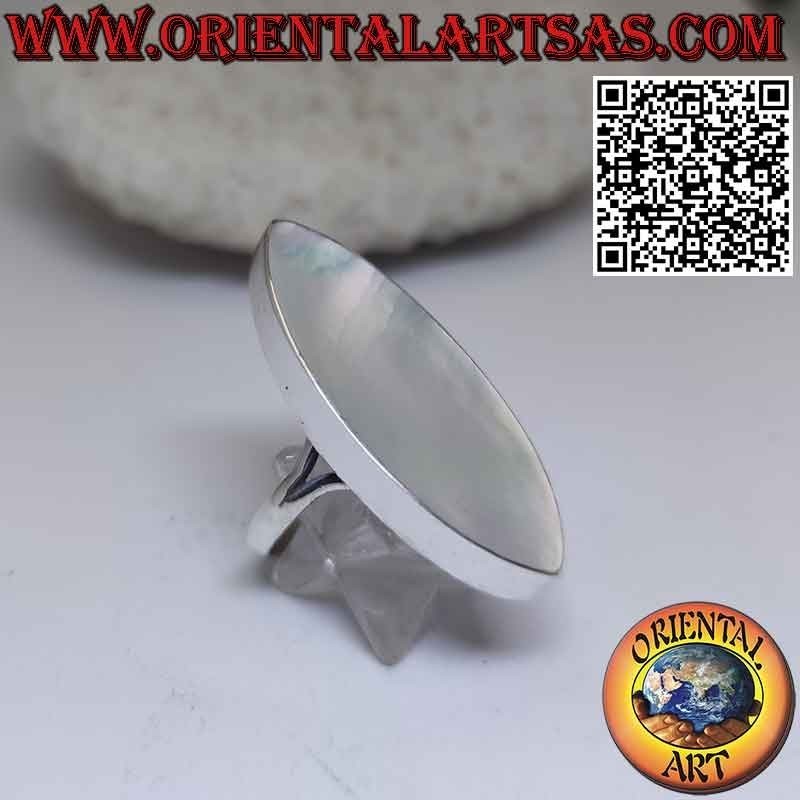 Bague en argent avec une longue bobine de nacre bord lisse
