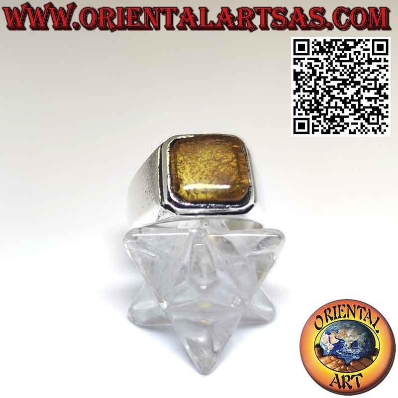 Anillo de plata con ámbar báltico cuadrado en un engaste sencillo