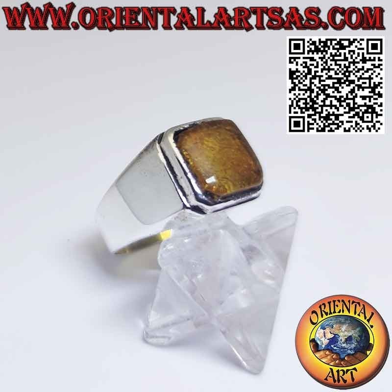 Anillo de plata con ámbar báltico cuadrado en un engaste sencillo