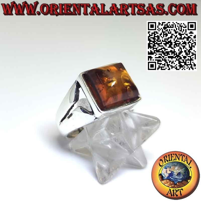 Bague en argent avec ambre carré de la Baltique dans un sertissage sculpté