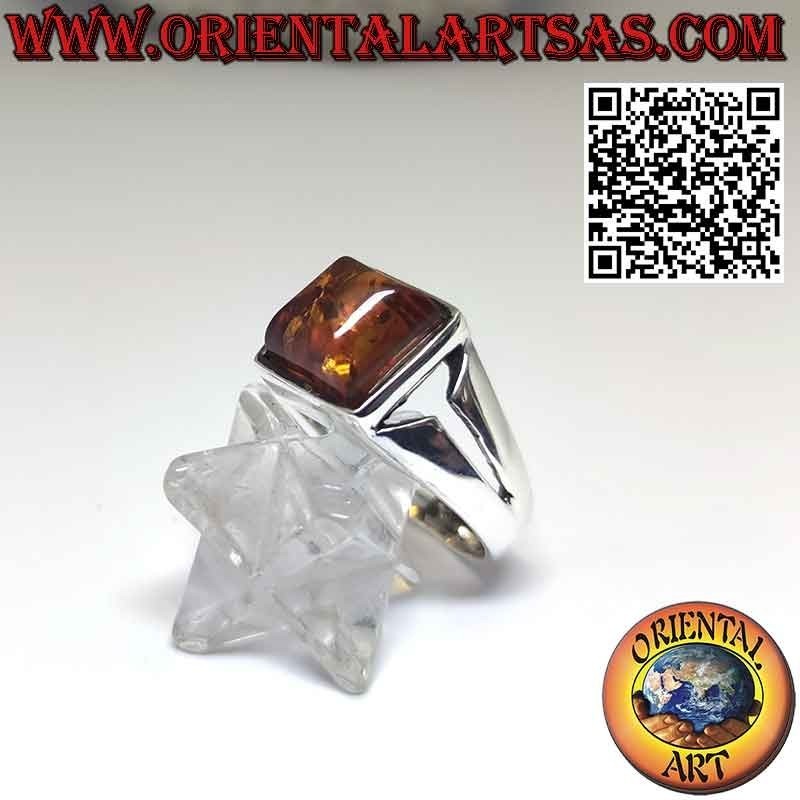 Anillo de plata con ámbar cuadrado báltico en engaste tallado