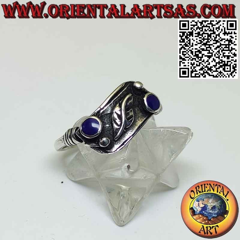 Anillo de plata con 2 ágatas azules redondas y una hoja en el centro en alto relieve