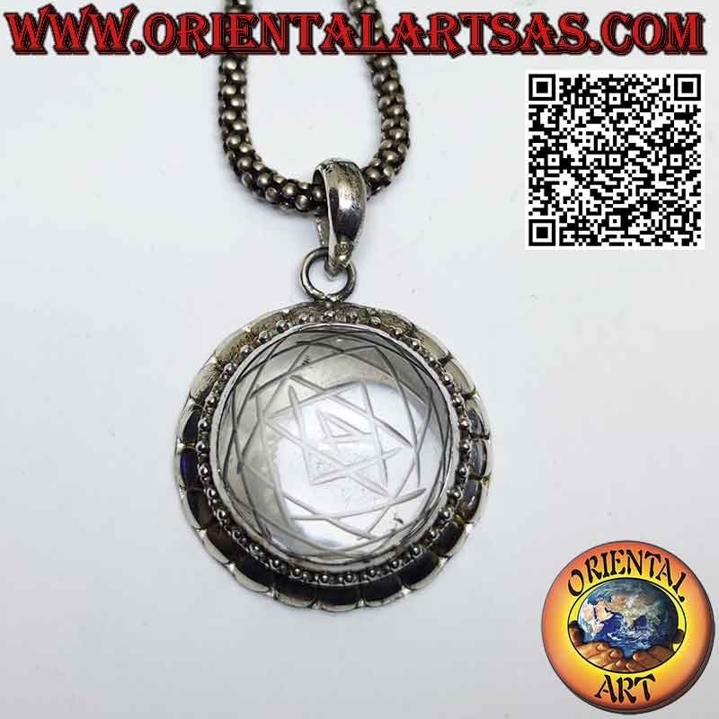 Pendentif en argent Sri Yantra gravé en cristal de roche et bordure cloutée