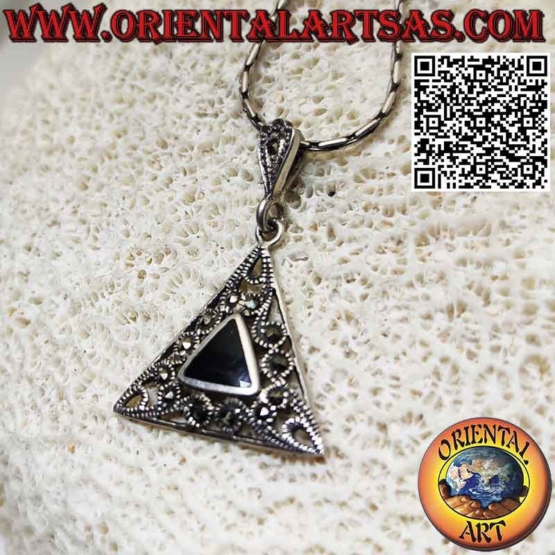 Ciondolo in argento triangolare con onice triangolare contornata da marcasite