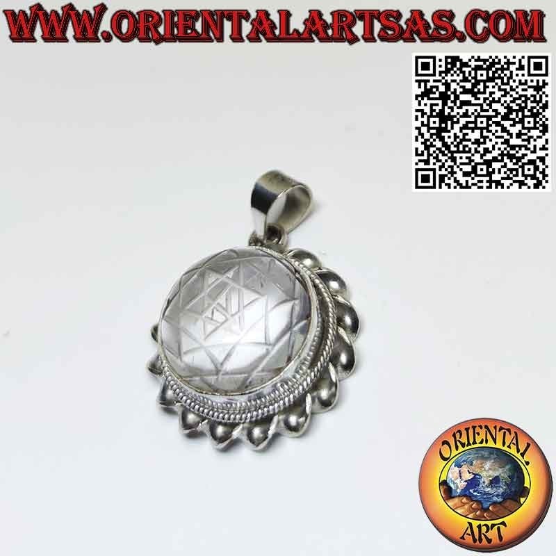 Colgante de plata con Sri Yantra grabado en cristal de roca y borde retorcido