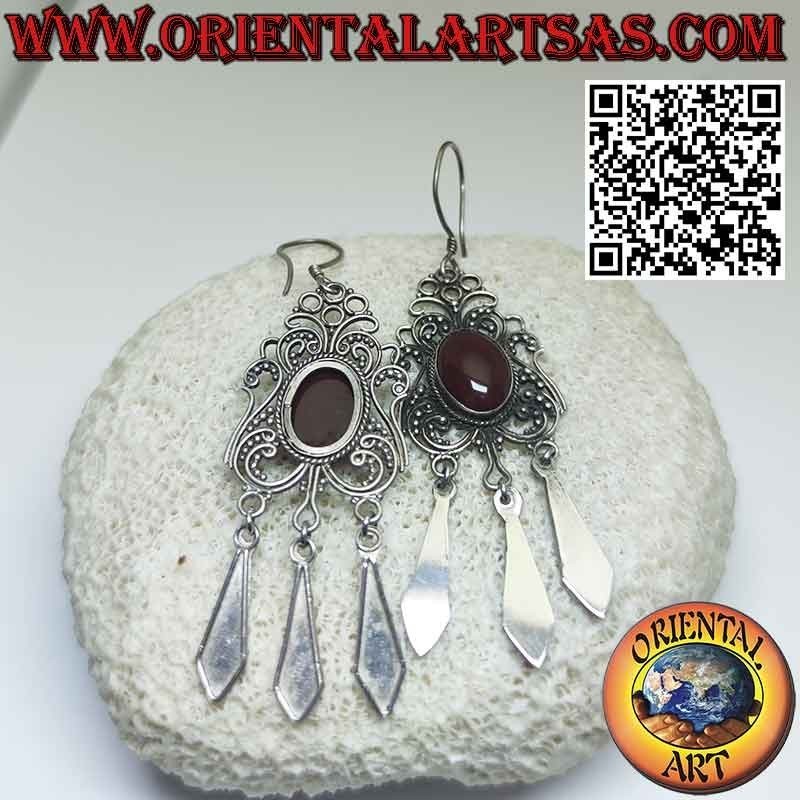 Pendientes grandes y largos de plata con cornalina ovalada y colgantes.