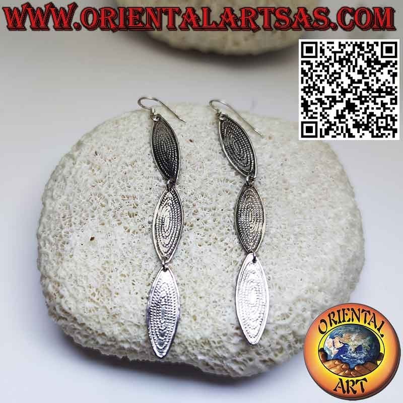 Pendientes largos de plata con tres placas ovaladas elípticas cinceladas