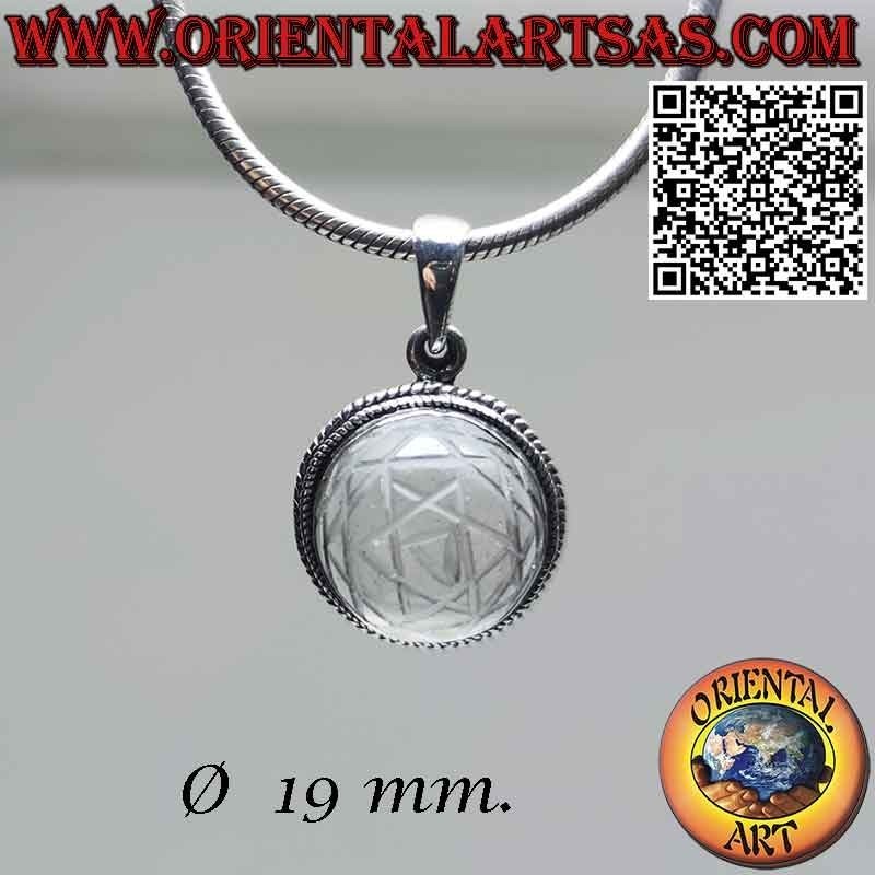 Silberner Anhänger mit eingraviertem Sri Yantra auf seinem 19 mm Ø Bergkristall