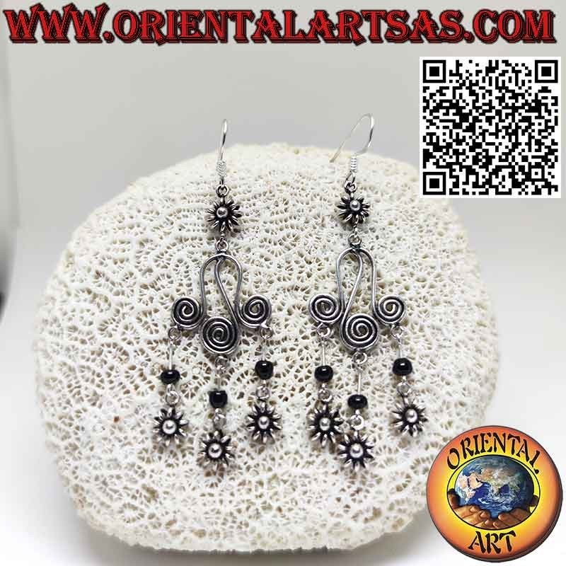 Boucles d'oreilles en argent avec trois spirales et 3 petites fleurs avec onyx pendant