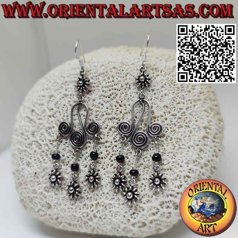 Silberohrringe mit drei Spiralen und 3 kleinen Blumen mit hängendem Onyx
