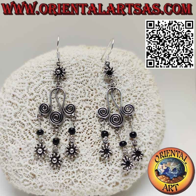 Boucles d'oreilles en argent avec trois spirales et 3 petites fleurs avec onyx pendant