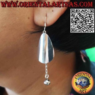 Orecchini in argento con piastra a goccia e un campanellino pendente