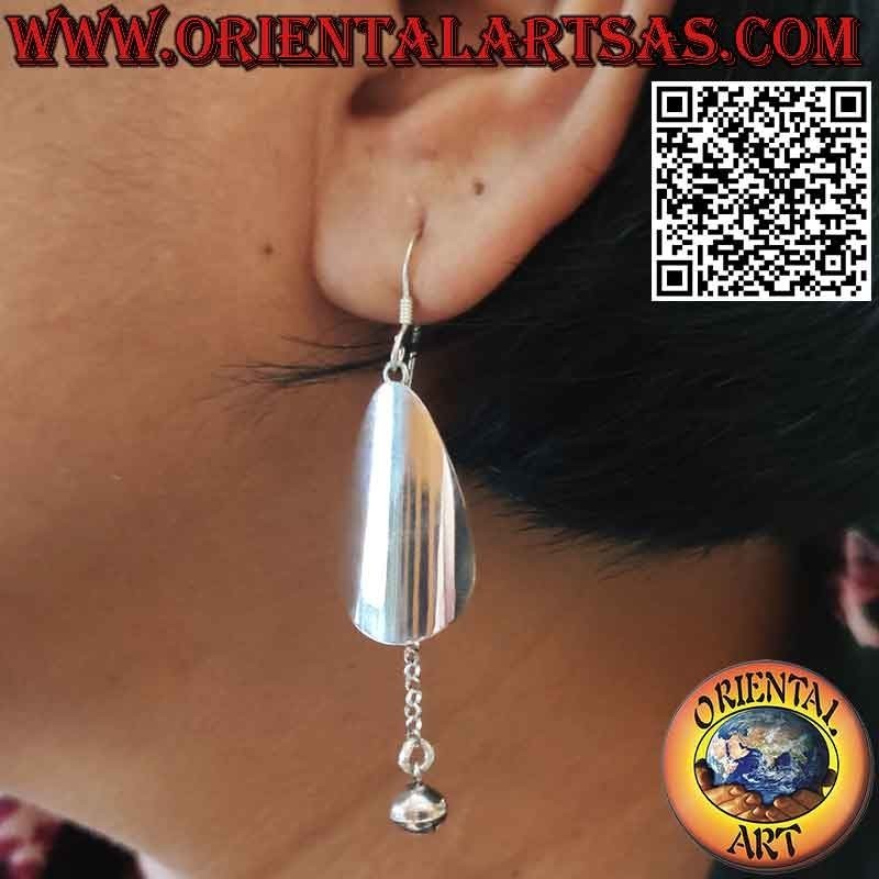 Boucles d'oreilles en argent avec une plaque de goutte et une cloche pendante