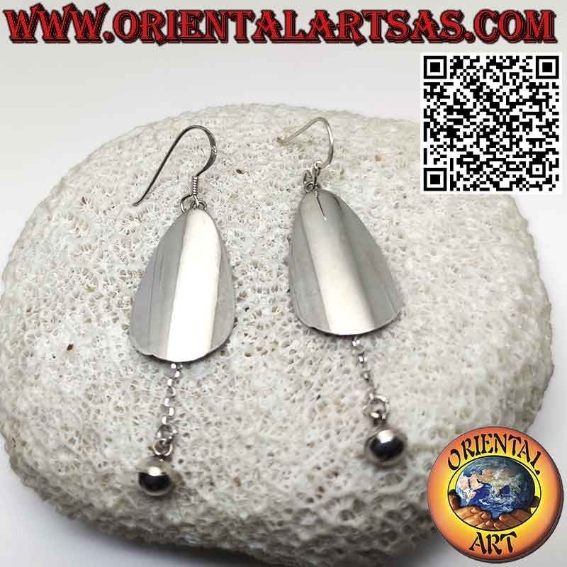 Orecchini in argento con piastra a goccia e un campanellino pendente