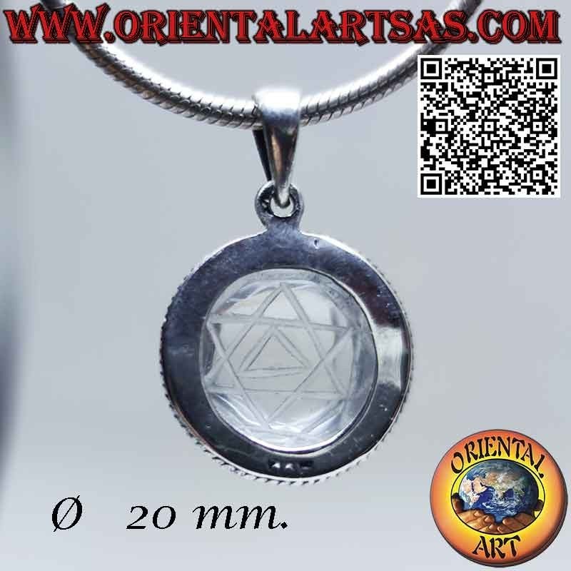 Silberner Anhänger mit eingraviertem Sri Yantra auf seinem 20 mm Ø Bergkristall