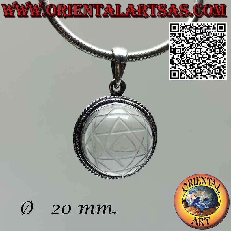 Silberner Anhänger mit eingraviertem Sri Yantra auf seinem 20 mm Ø Bergkristall