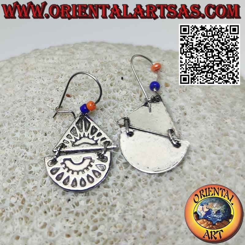 Orecchini in argento maya con sole a basso rilievo su triangolo e semicerchio