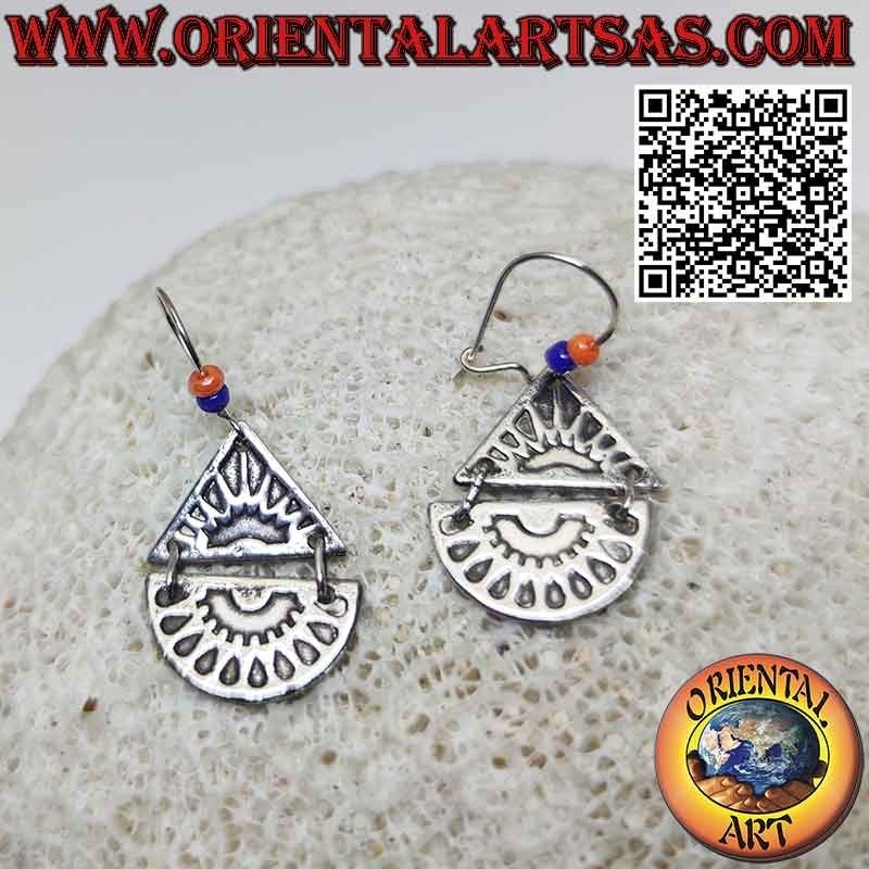 Orecchini in argento maya con sole a basso rilievo su triangolo e semicerchio