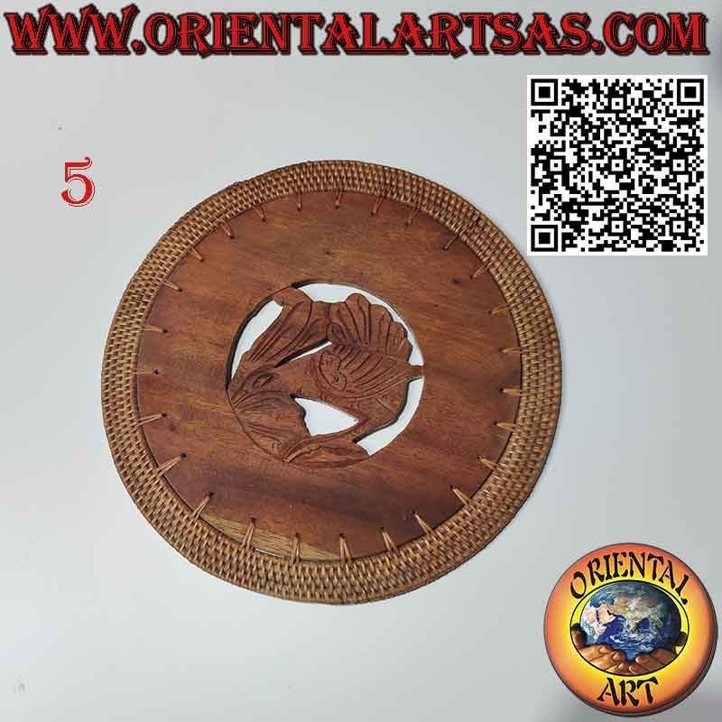 Salvamanteles Salvamanteles redondo en madera de caoba tallada y borde de mimbre
