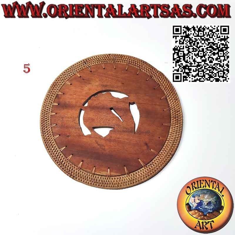 Dessous de plat rond en bois d'acajou sculpté et bordure en osier