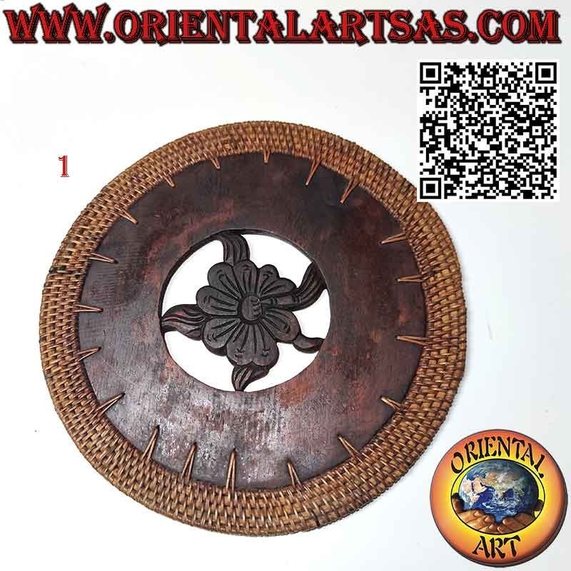 Trivet Round trivet in carved mahogany wood and wicker border