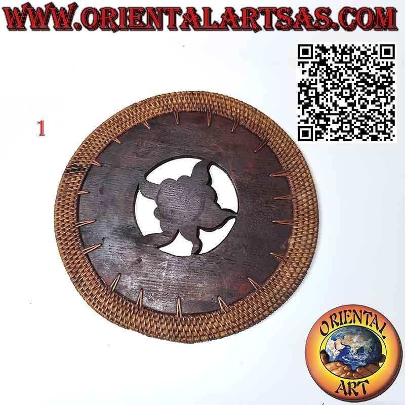 Dessous de plat rond en bois d'acajou sculpté et bordure en osier