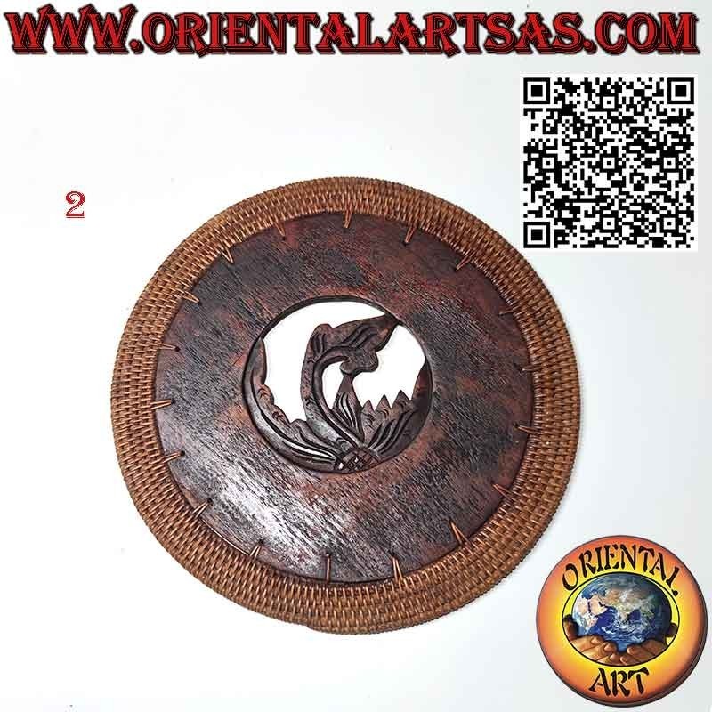 Dessous de plat rond en bois d'acajou sculpté et bordure en osier