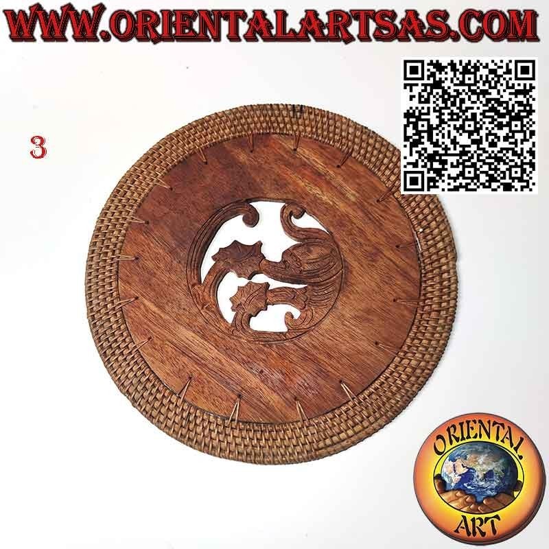 Dessous de plat rond en bois d'acajou sculpté et bordure en osier